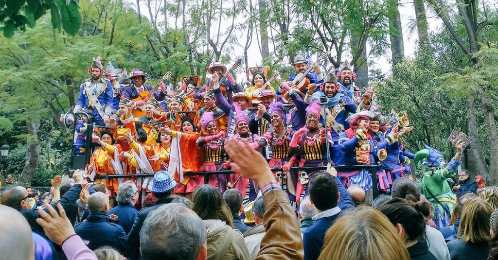 Un Cádiz repleto de público hizo estallar un gran domingo de carnaval